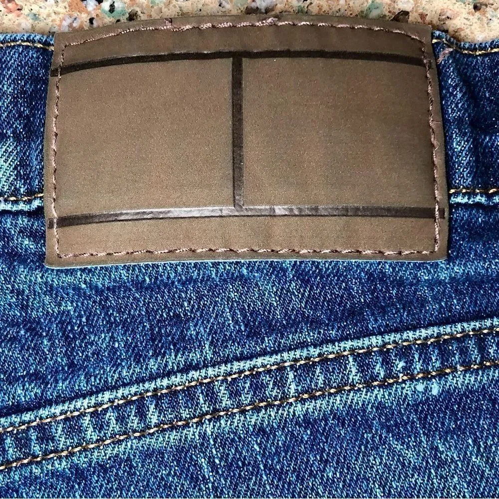 Tommy Hilfiger Men’s Straight Jeans in Dark Blue Wash Men’s 32/32
